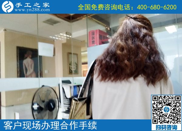 天熱了，不出門，天津王女士與婆婆一起做正規(guī)供料的手工活掙錢