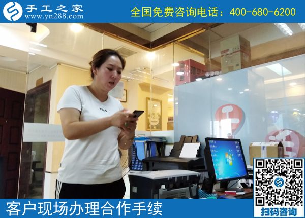 7月21日，在家賺錢的手工活，可以在家做的手工活就是珠繡串珠手工活外發(fā)，手工之家接待考察加工客戶剪影