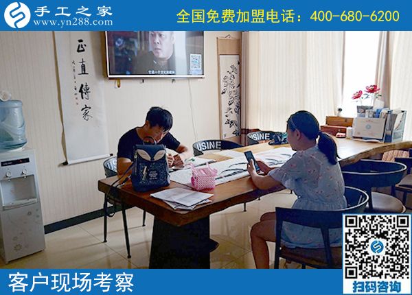 在周?chē)说难壑?，馬先生夫婦的生活是幸福的，除了羨慕之外，更多的是佩服，夫妻倆都是在外上班掙工資的，工作不錯(cuò)，而且空閑時(shí)間兩個(gè)人還一起做著一份手工活兼職，在家還有一份收入，更主要的兩個(gè)人都很喜歡，還能在一起做。 家住安徽靈璧的馬先生夫婦，以前下班后也跟很多上班族一樣，沒(méi)什么事干，馬先生出去跟朋友喝酒聊天，妻子在家看看電視追追劇，雖然日子也很平淡，但兩人少了交流，生活里總感覺(jué)缺點(diǎn)什么。 正是這樣情況長(zhǎng)期存在，正是兩個(gè)人都意識(shí)到這個(gè)問(wèn)題，所以第一次看到手工之家的勵(lì)志珠可以寄到家做的手工活時(shí)，夫婦兩人的意見(jiàn)高度一致，都想趕緊考察一下，然后把這個(gè)手工活拿回家做。 一番了解、一次考察，成就了馬先生夫婦的好兼職，勵(lì)志珠針?lè)ê?jiǎn)單、干凈衛(wèi)生、時(shí)間自由、成品高端，非常適合兩個(gè)人。兩個(gè)人都做的很認(rèn)真，也都做的很好，馬先生雖然是個(gè)男士，但有時(shí)做得比妻子做的還好。 不出門(mén)在家做手工，不僅讓馬先生夫婦有了一份收入，更讓兩個(gè)人能常常坐在一起、相互交流、有說(shuō)有笑。這一次，馬先生寄回一批珠繡成品，結(jié)算加工費(fèi)720元。