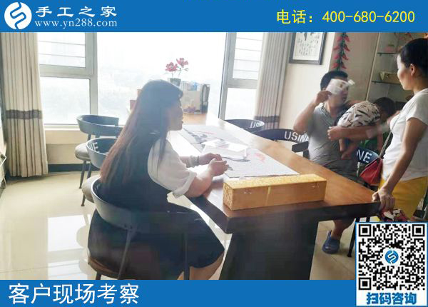 7月31日，月末來合作，想在家做手工活掙錢的人選擇了珠繡，手工之家接待考察加工客戶剪影