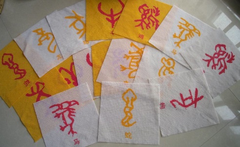 暑假里自由安排時(shí)間的掙錢(qián)方法，廣東信宜張女士選擇珠繡可以在家做的手工活