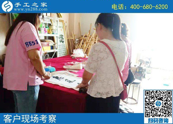 8月14日，把手工活拿回家做，這里的珠繡個(gè)人定制很受歡迎，手工之家接待考察加工客戶剪影