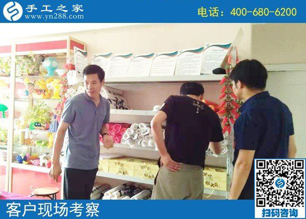 8月14日，把手工活拿回家做，這里的珠繡個(gè)人定制很受歡迎，手工之家接待考察加工客戶剪影(圖1)