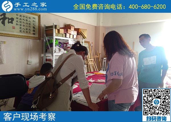 空閑時做串珠手工活外發(fā)，浙江湖州李女士一家人邊賺錢邊過節(jié)的畫面好溫馨