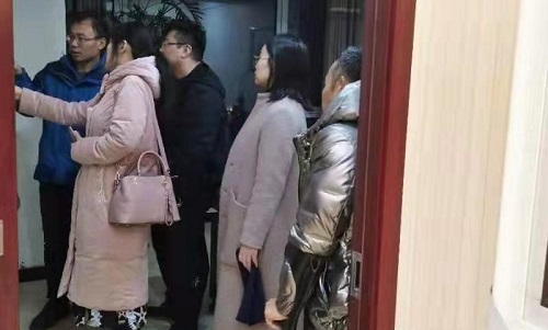 加大珠繡市場(chǎng)化、著重產(chǎn)品創(chuàng)新------記邯鄲學(xué)院文化產(chǎn)業(yè)管理專業(yè)主任一行到手工之家調(diào)研指導(dǎo)