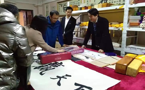 加大珠繡市場(chǎng)化、著重產(chǎn)品創(chuàng)新------記邯鄲學(xué)院文化產(chǎn)業(yè)管理專業(yè)主任一行到手工之家調(diào)研指導(dǎo)