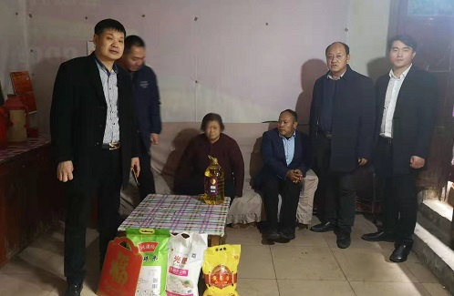 心懷公益、助力扶貧 --- --- 手工之家郝總與邯山區(qū)工商聯(lián)愛心企業(yè)家一起參加送溫暖春節(jié)慰問活動