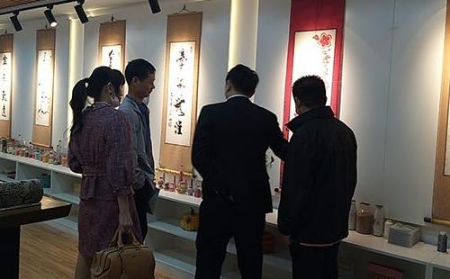 邯鄲市委宣傳部文化產(chǎn)業(yè)改革處張宗強(qiáng)處長、何文毅處長一行蒞臨手工之家參觀指導(dǎo)工作