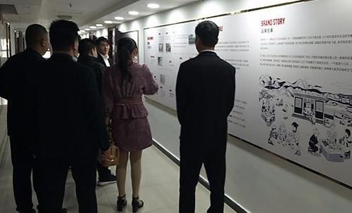 邯鄲市委宣傳部文化產(chǎn)業(yè)改革處張宗強(qiáng)處長、何文毅處長一行蒞臨手工之家參觀指導(dǎo)工作