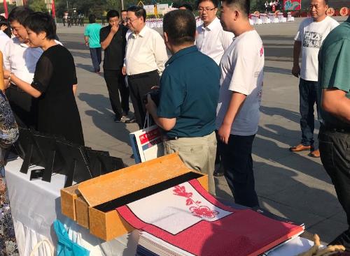 亮相“中國農(nóng)民豐收節(jié)”，勵(lì)志珠珠繡等純手工大放異彩(圖2)