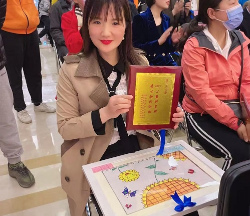 一起給他們關(guān)注、關(guān)心、關(guān)愛-----記手工之家受邀參加藍絲帶行動之孤獨癥孩子“有畫與你講”公益畫展