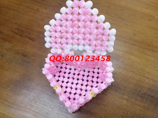 4月27日，實(shí)地考察，找到了正規(guī)廠家的手工活，可以帶回家做的手工活要先確定合作企業(yè)正規(guī)可靠，圖為勵志珠珠繡串珠手工產(chǎn)品實(shí)拍