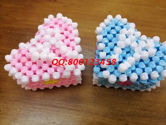4月27日，實(shí)地考察，找到了正規(guī)廠家的手工活，可以帶回家做的手工活要先確定合作企業(yè)正規(guī)可靠，圖為勵志珠珠繡串珠手工產(chǎn)品實(shí)拍