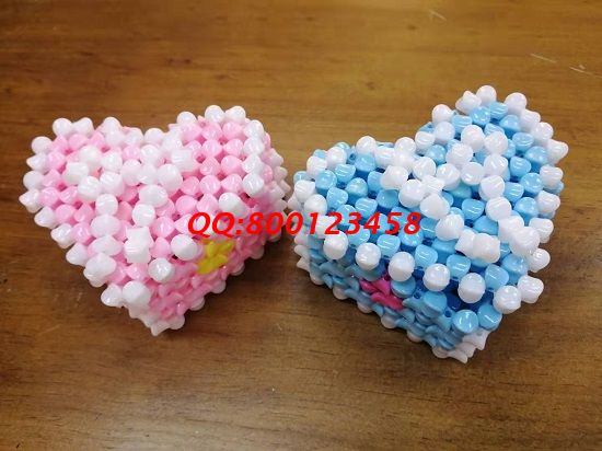 4月27日，實(shí)地考察，找到了正規(guī)廠家的手工活，可以帶回家做的手工活要先確定合作企業(yè)正規(guī)可靠，圖為勵志珠珠繡串珠手工產(chǎn)品實(shí)拍