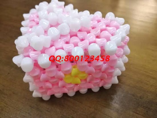 4月27日，實(shí)地考察，找到了正規(guī)廠家的手工活，可以帶回家做的手工活要先確定合作企業(yè)正規(guī)可靠，圖為勵志珠珠繡串珠手工產(chǎn)品實(shí)拍