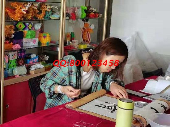4月30日，不了解就實地考察，了解了就要行動，做手工活掙錢，珠繡拿回家做的手工活成為大家共同的選擇，圖為一些優(yōu)秀繡娘提前到進行手工技能學習