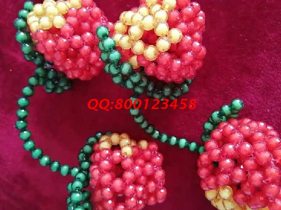 6月2日，簡(jiǎn)單好做、長(zhǎng)期穩(wěn)定，這個(gè)拿回家做的手工活材料一直郵寄到家。圖為勵(lì)志珠珠繡串珠純手工成品實(shí)拍
