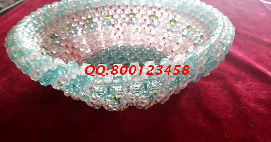 在家堅(jiān)持做珠繡外發(fā)手工活的她，帶著孩子收入也不錯(cuò)(圖1)