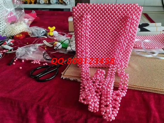 6月26日，靠譜的手工活加工項(xiàng)目，找可以寄到家做的手工活應(yīng)該知道這些，圖為勵(lì)志珠珠繡新款珠包成品實(shí)拍