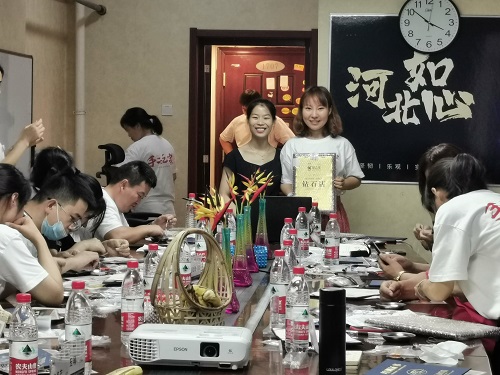一起行動(dòng)，相互合作，達(dá)成目標(biāo)！------記手工之家材料倉(cāng)庫(kù)備貨有感