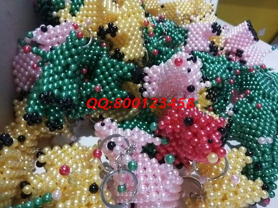 7月1日，傳承非遺傳統(tǒng)手工，勵(lì)志珠珠繡手工是正規(guī)拿回家做的手工活，常年有活兒，圖為加工人員寄回的珠繡串珠飾品實(shí)拍