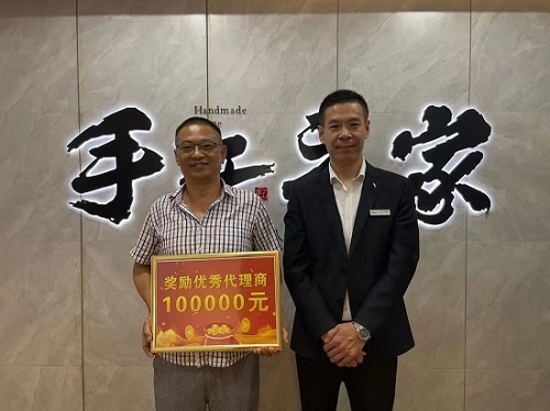 一次獎(jiǎng)金100000元，做珠繡非遺手工，我驕傲！--- ---記湖南湘西代理周總在手工之家領(lǐng)取獎(jiǎng)金