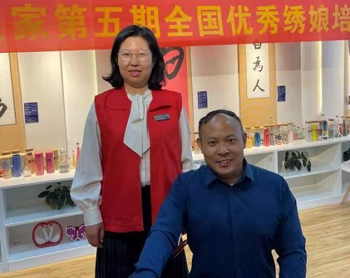 10月4日，拿回家做的手工活，珠繡串珠手工活代理加工項(xiàng)目的加工材料都有啥？看看就知道，圖為手工之家第五期優(yōu)秀繡娘培訓(xùn)會(huì)剪影