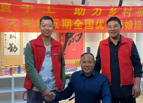 10月4日，拿回家做的手工活，珠繡串珠手工活代理加工項(xiàng)目的加工材料都有啥？看看就知道，圖為手工之家第五期優(yōu)秀繡娘培訓(xùn)會(huì)剪影