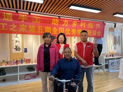 10月4日，拿回家做的手工活，珠繡串珠手工活代理加工項(xiàng)目的加工材料都有啥？看看就知道，圖為手工之家第五期優(yōu)秀繡娘培訓(xùn)會(huì)剪影