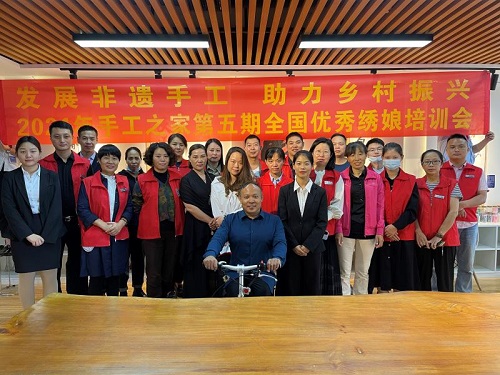 10月4日，拿回家做的手工活，珠繡串珠手工活代理加工項(xiàng)目的加工材料都有啥？看看就知道，圖為手工之家第五期優(yōu)秀繡娘培訓(xùn)會(huì)剪影