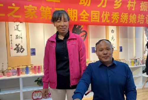 10月7日，正規(guī)可靠，拿回家做的手工活，可以寄到家做的手工活代理加工項(xiàng)目，就選這里，圖為手工之家優(yōu)秀繡娘培訓(xùn)會(huì)剪影