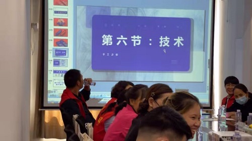 10月8日，重服務(wù)、講信譽(yù)，在家做手工活，可以帶回家做的手工活，大家都選這個(gè)十多年的老企業(yè)，圖為手工之家優(yōu)秀繡娘培訓(xùn)會(huì)剪影