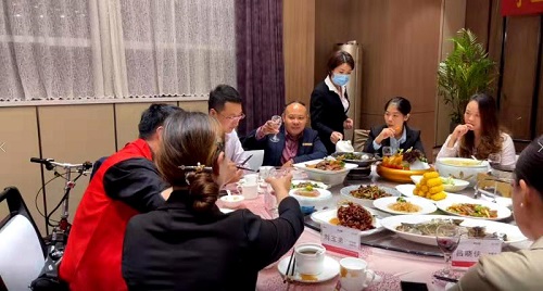 10月9日，實(shí)地考察，想接正規(guī)廠家的手工活，拿回家做的手工活就選非遺項(xiàng)目勵(lì)志珠珠繡，圖為手工之家第五期優(yōu)秀繡娘培訓(xùn)會(huì)接待剪影