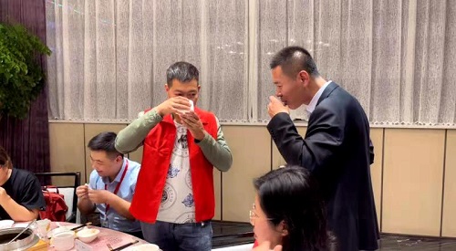 10月9日，實(shí)地考察，想接正規(guī)廠家的手工活，拿回家做的手工活就選非遺項(xiàng)目勵(lì)志珠珠繡，圖為手工之家第五期優(yōu)秀繡娘培訓(xùn)會(huì)接待剪影