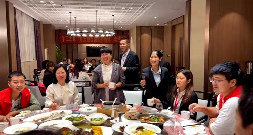 10月9日，實(shí)地考察，想接正規(guī)廠家的手工活，拿回家做的手工活就選非遺項(xiàng)目勵(lì)志珠珠繡，圖為手工之家第五期優(yōu)秀繡娘培訓(xùn)會(huì)接待剪影