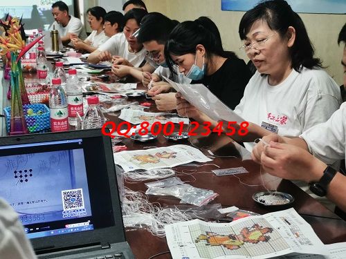 10月11日，想接正規(guī)廠家的手工活，找拿回家做的手工活，看好這兩點，可以放心選擇了，圖為手工之家優(yōu)秀繡娘往期培訓會剪影