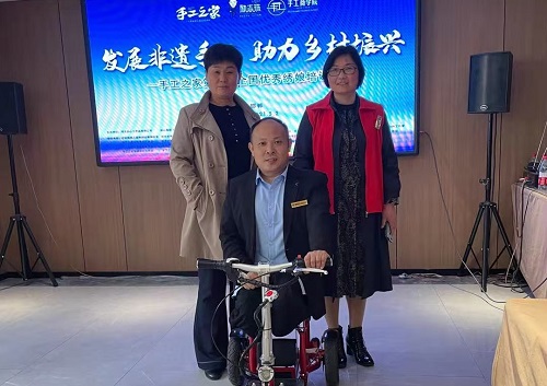 10月14日，手工活拿回家做，想接正規(guī)廠家的手工活，選擇非遺項目勵志珠珠繡的人很多，圖為手工之家歷次優(yōu)秀繡娘培訓(xùn)會部分參訓(xùn)人員與郝總合影
