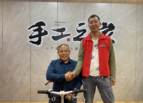 10月14日，手工活拿回家做，想接正規(guī)廠家的手工活，選擇非遺項目勵志珠珠繡的人很多，圖為手工之家歷次優(yōu)秀繡娘培訓(xùn)會部分參訓(xùn)人員與郝總合影
