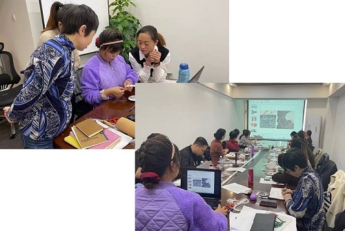 婦女在家做手工活兼職串珠子，業(yè)余掙錢補(bǔ)貼家用(圖1)