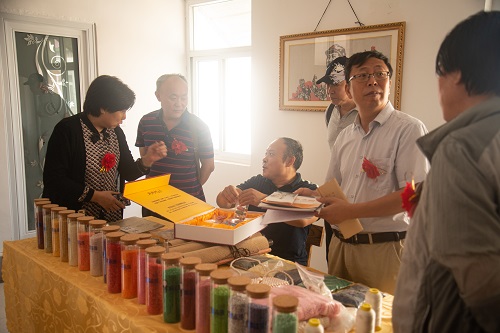 10月29日，拿回家做的手工活，想接正規(guī)企業(yè)的手工活，實(shí)地考察重不重要？圖為手工之家創(chuàng)始人參加一些活動(dòng)的剪影