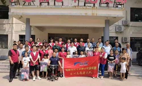 10月29日，拿回家做的手工活，想接正規(guī)企業(yè)的手工活，實(shí)地考察重不重要？圖為手工之家創(chuàng)始人參加一些活動(dòng)的剪影