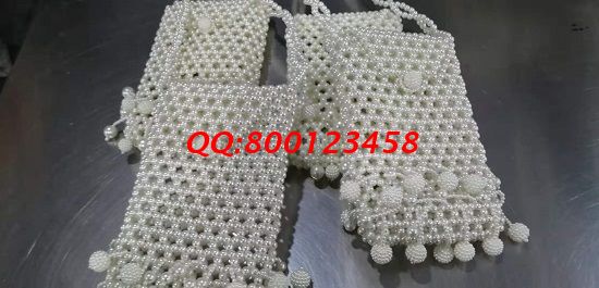11月12日，多發(fā)材料，拿回家做的手工活，這個(gè)手工活外發(fā)加工企業(yè)一直這樣做，圖為勵(lì)志珠珠繡手工珠包成品實(shí)拍