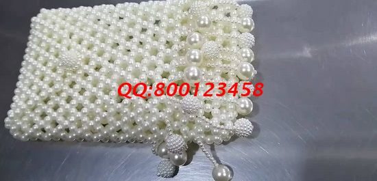 11月12日，多發(fā)材料，拿回家做的手工活，這個(gè)手工活外發(fā)加工企業(yè)一直這樣做，圖為勵(lì)志珠珠繡手工珠包成品實(shí)拍