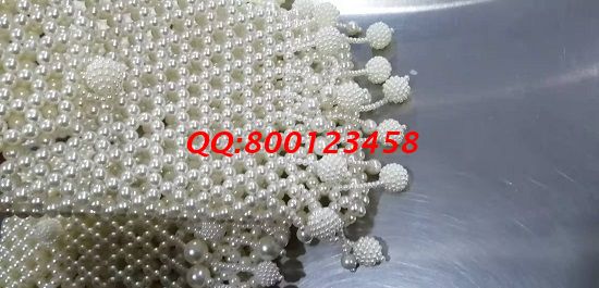 11月12日，多發(fā)材料，拿回家做的手工活，這個(gè)手工活外發(fā)加工企業(yè)一直這樣做，圖為勵(lì)志珠珠繡手工珠包成品實(shí)拍