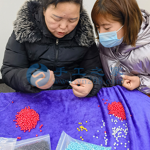 3月2日，帶回家做的手工活，珠繡串珠代加工手工活是手工之家外發(fā)加工的手工活項目，圖為加工人員來手工之家現(xiàn)場學習手工技能剪影