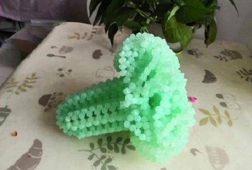 3月12日，穩(wěn)定可靠的手工活加工項目，正規(guī)外發(fā)手工活，選擇十多年的手工企業(yè)手工之家，圖為勵志珠珠繡串珠成品實拍