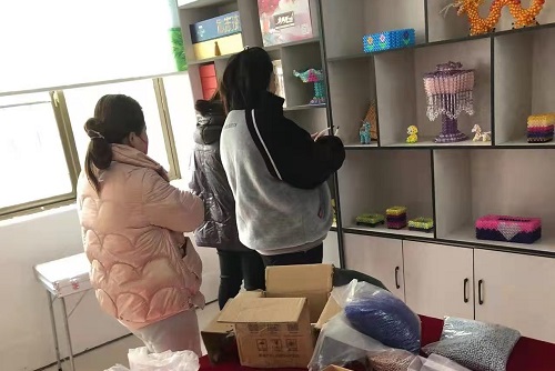讓農(nóng)民農(nóng)閑時(shí)有份收入，他們這樣去做了 --- --- 記手工之家與邯鄲邱縣某村合作的手工培訓(xùn)室落地