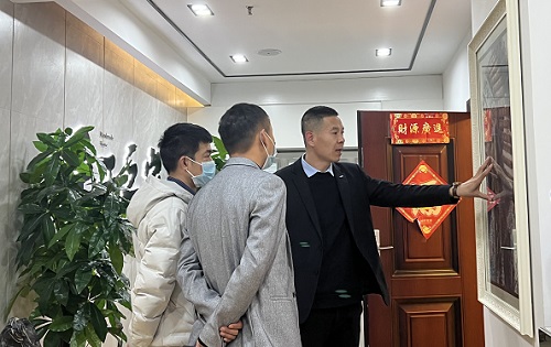 3月23日，想接正規(guī)廠家的手工活，純手工活外發(fā)加工項(xiàng)目，十多年的手工之家有非遺傳統(tǒng)手工珠繡，圖為手工之家接待考察合作加工客戶(hù)剪影