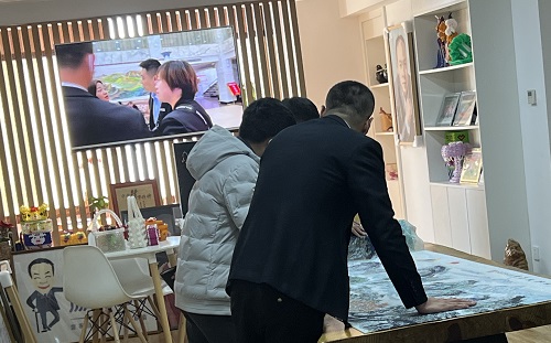 3月23日，想接正規(guī)廠家的手工活，純手工活外發(fā)加工項(xiàng)目，十多年的手工之家有非遺傳統(tǒng)手工珠繡，圖為手工之家接待考察合作加工客戶(hù)剪影