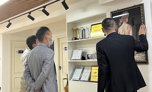 3月23日，想接正規(guī)廠家的手工活，純手工活外發(fā)加工項(xiàng)目，十多年的手工之家有非遺傳統(tǒng)手工珠繡，圖為手工之家接待考察合作加工客戶(hù)剪影